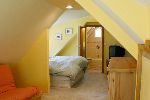 Woodster cabin upstairs bedroom